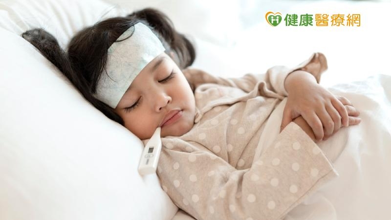 若出現意識不佳、抽搐、呼吸困難包含出現胸凹、血氧飽和度下降至94%或以下、唇色發紫發白或四肢冰冷合併皮膚出現大理石斑及盜汗情況，都應緊急送醫。