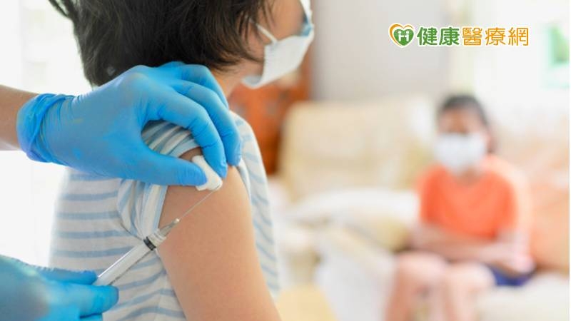 新冠疫苗確實可以預防新冠病毒感染後轉為更危險的中重症，有其重要的防治效果，且副作用與後遺症相較染疫後的中重症機率更是微乎其微，儘早施打疫苗提升保護力，同時也讓確診後轉為中重症的機率降低。
