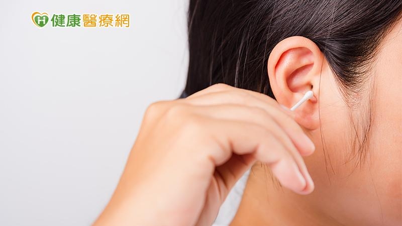巫承融表示，許多民眾會使用棉花棒、鑷子、衛生紙等器具挖耳朵，但這些都可能會造成耳朵的傷害。
