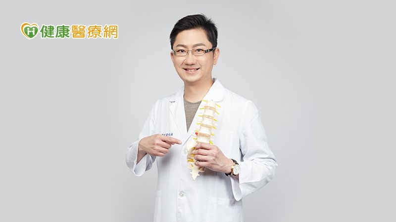 醫師表示，60歲以上高達8成以上有脊椎問題，建議從年輕養成運動習慣，增加背部及腹部等核心肌群的力量，幫助減輕脊椎負擔，也要盡量避免搬重物、彎腰、久站及久坐的行為。
