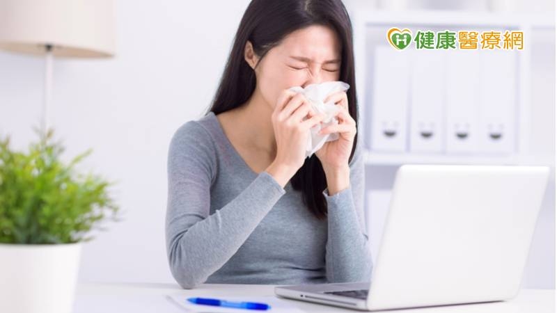 鼻阻塞除了本身遺傳過敏體質之外，也與整天待在冷氣房、少運動以及愛吃高油脂、高熱量食物有關，尤其台灣罹患過敏性鼻炎的國小學童約佔2成，一旦症狀未改善，就會開始引起鼻阻塞症狀，日後嚴重影響生活品質。