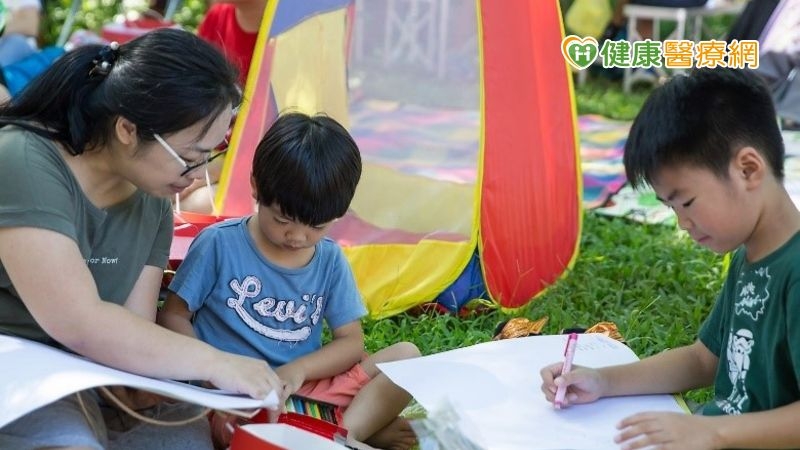 現在已進入暑假親子陪伴高峰期，建議父母親親子陪伴除了每週至少四天以上、每天至少一小時外，可以帶孩子多從事可共同完成之親子活動，如繪畫、聊天或戶外活動。