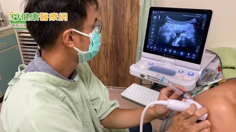 馮仕豪醫師透過「超音波」影像導引，定位注射位置，精確地將藥物注射至患處。