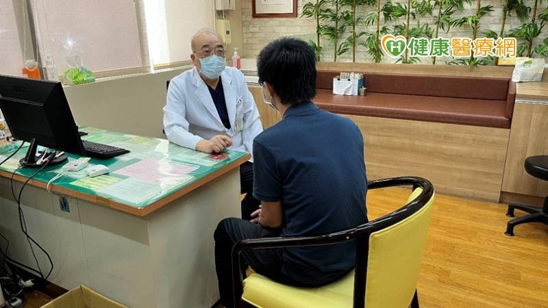 小威在親善的青少年健康門診接受諮商與輔導，有顯著的改善