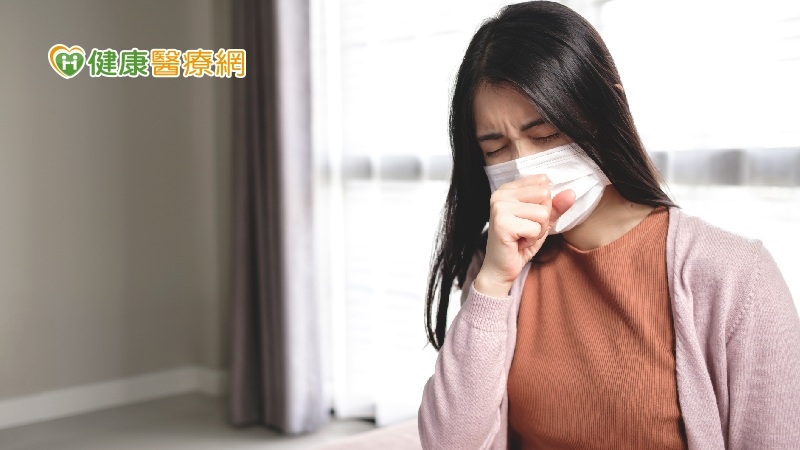 久咳不癒、胸痛胸悶、呼吸困難等，還有其他感染症狀，包括發燒及黃痰，都應該請醫師檢查；請不要拖延，或是自行去藥局買藥使用。