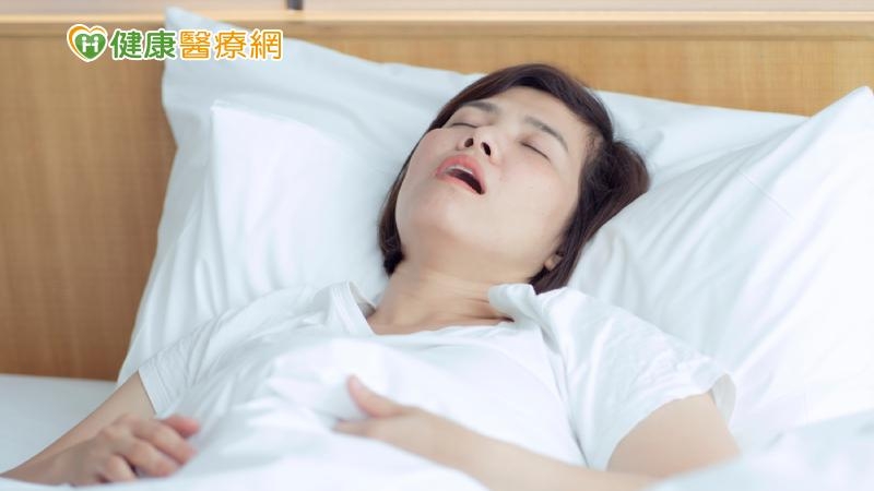 睡眠癲癇症狀會出現肌肉僵直、抽蓄、尖叫、咬舌或產生空中腳踏車（踢腳）、或一直想要從床上起來（似仰臥起坐）、臉部擠眉弄眼等，甚至可能會大小便失禁，典型的睡眠癲癇，一個晚上可能發作7-8次。