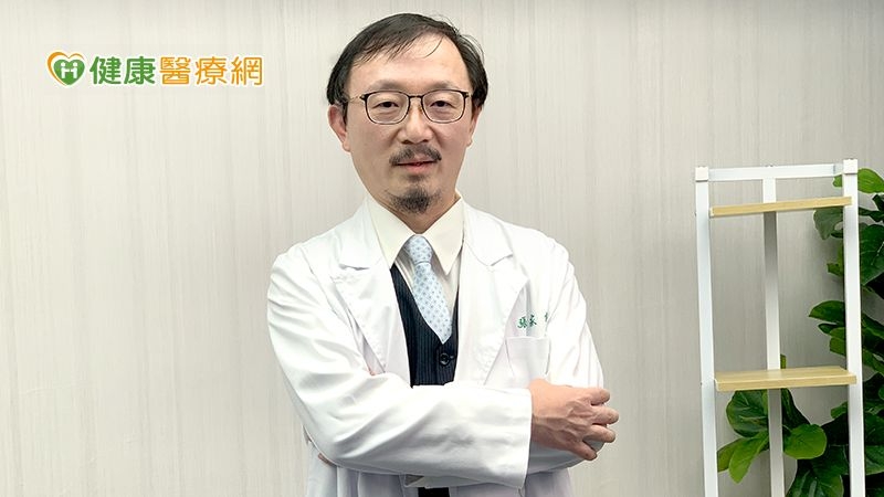 張家銘醫師說明，每個人專屬的健康說明書就藏在自己的基因體中，裡面紀錄自己疾病及身體的特性 ; 全基因檢測的用途就是將這說明書的內容打開，一次檢查分析所有基因。