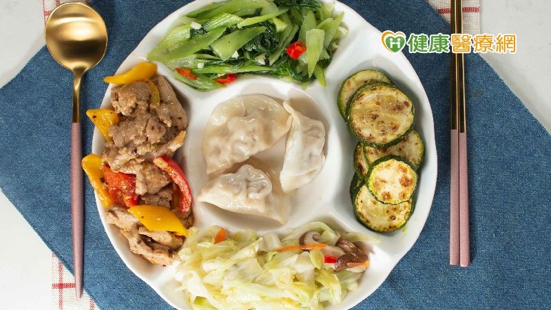 將所有蔬菜和肉片一起用2茶匙油炒，烹調油就會減少22.5公克，熱量就降低了200大卡。