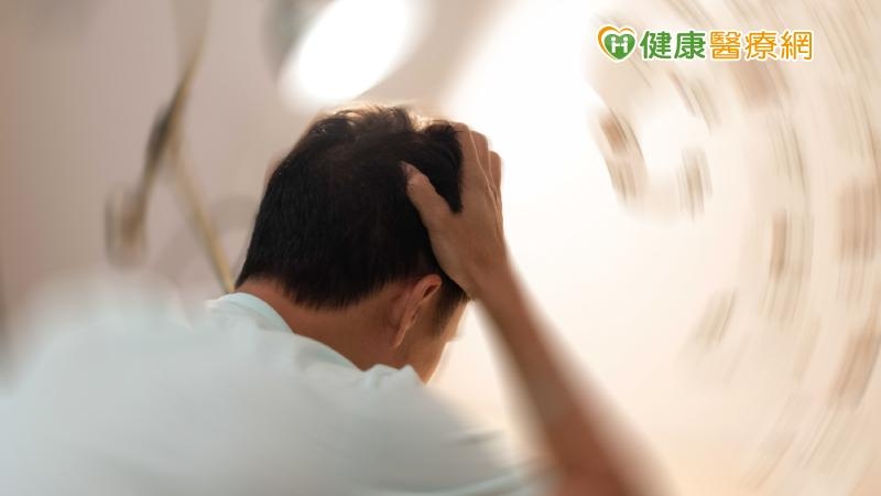 這樣做判別急性腦中風：微笑（嘴角歪斜、臉不對稱）；舉手（手部無力下垂）；說你好（說話不清楚）。無法做到任一動作，快打119。