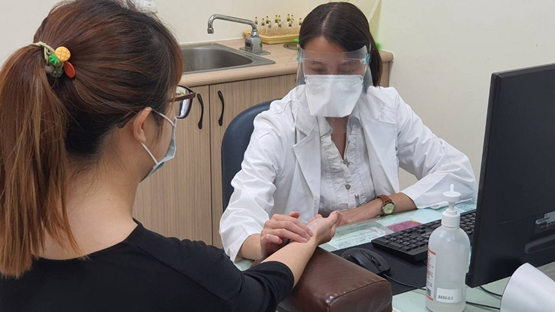 洪怡錂醫師表示，感染新冠肺炎後的體質調整是中醫的強項。（中華日報記者黃俊昇翻攝）