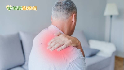 老翁五十肩害「手不舉」　微細動脈栓塞止痛術緩解疼痛