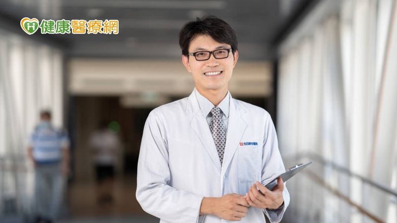 目前手術皆以微創為主，蘇棋楓醫師說明，微創手術的好處不外乎傷口小、恢復快、美觀等，而腹腔鏡與機械輔助微創手術最大差別在於角度限制。