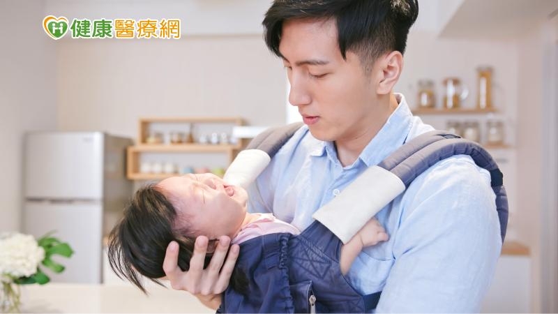 為了貼近準爸爸的實際需求，傾聽並整理爸爸們從伴侶懷孕、生產到寶寶出生，期間可能遇到的種種疑難雜症，國民健康署公布台灣第1本《爸爸手冊》指引終於出爐了！