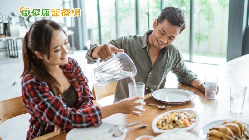 多喝開水除了可以避免血液太黏稠、減少熱量攝取，擺脫肥胖及慢性病威脅外，亦可維持恆定的體溫預防中暑，並藉由排尿、流汗以及排便等方式，清除體內廢物，促進腸胃蠕動進而預防便秘，以及避免尿道發炎