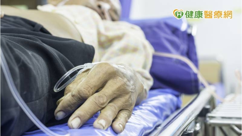90歲的陳爺爺因不明原因發燒及所置放的導尿管中出現血塊，進行血液檢查，結果發現血色素（Hgb）僅5.2 gm/dL，顯示貧血十分嚴重，懷疑是腸胃道出血。病人歲數偏高，且平時又有心血管疾病的用藥，在多重共病的考量下，診斷為「多處胃潰瘍出血」