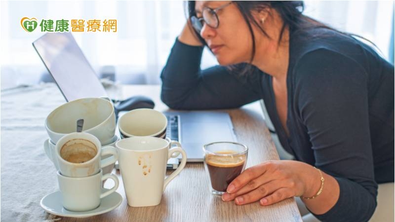 咖啡因是一種能刺激中樞神經的興奮劑，過量使用會引發心悸、頭痛、焦慮、失眠、頻尿等症狀。