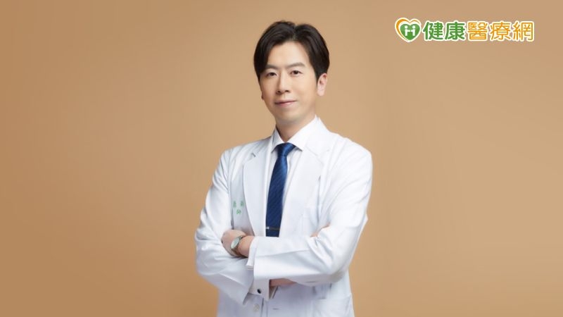 沾黏是傷口癒合的自然反應，沾黏會造成腰背僵硬疼痛、沈重異物感，需要長期的伸展、按摩甚至疼痛治療才有機會改善。