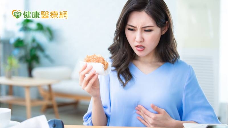 改變吃東西的方式與吃進肚子裡的東西，可加速胃酸逆流的治療、恢復跟預防。