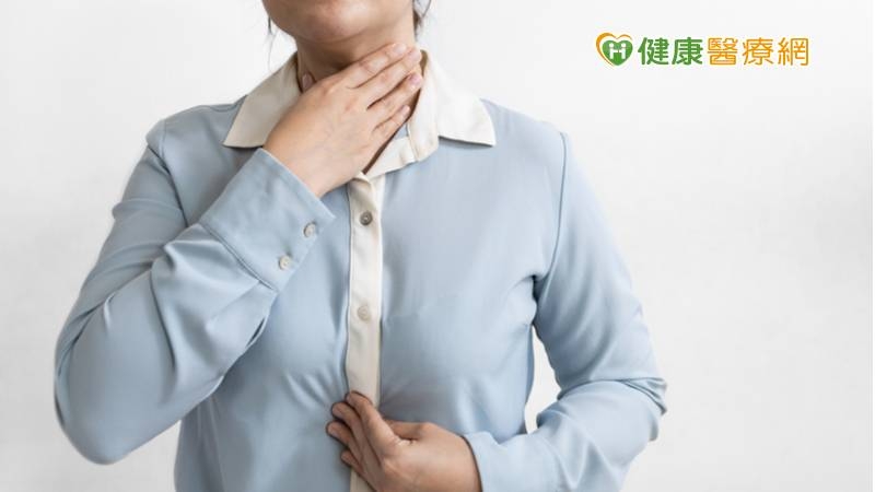 37歲林姓女子在喝飲料時不慎將飲料蓋的塑膠片吞下肚，結果卡在食道，疼痛不已，幸好及早就醫即時取出，沒對食道造成更大的傷害。