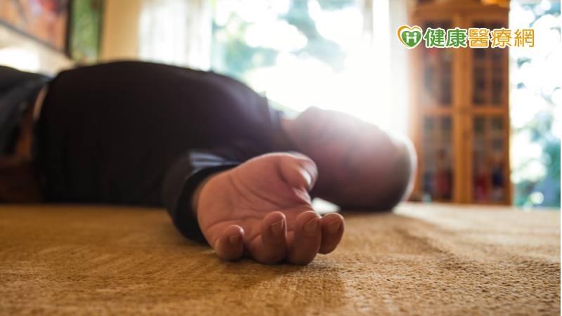 蔡佳勳醫師表示，由於出血會直接壓迫到腦組織，造成神經功能的損壞，症狀又快又猛，需立即開刀處理，若損傷太嚴重，可能造成長期昏迷，甚至死亡。
