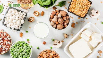 「素食者」補充蛋白質必看》白飯、花椰菜、鮮奶，哪個蛋白質含量高？營養師解析：從「6大類食物」聰明補充