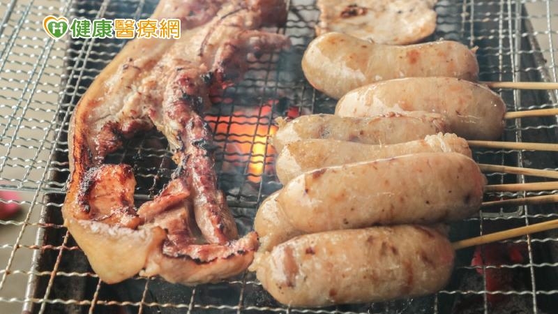 烤肉是在戶外且都是與認識的人烤肉，「除非是一直互相擁抱，不然病毒傳播很低。」且有感染也多是家族群聚感染，防疫上不用看得過於嚴重。