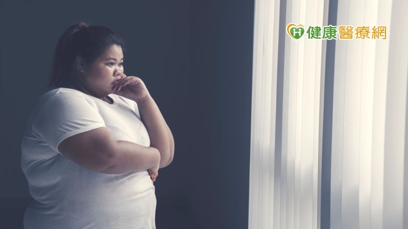 中醫認為肝主疏泄。吳宛容表示，因壓力、情志因素，造成肝氣鬱結，使肝膽疏泄失調，不僅影響脾胃運化，而且不能正常分泌及運輸膽汁，導致過多的脂肪內聚造成肥胖。