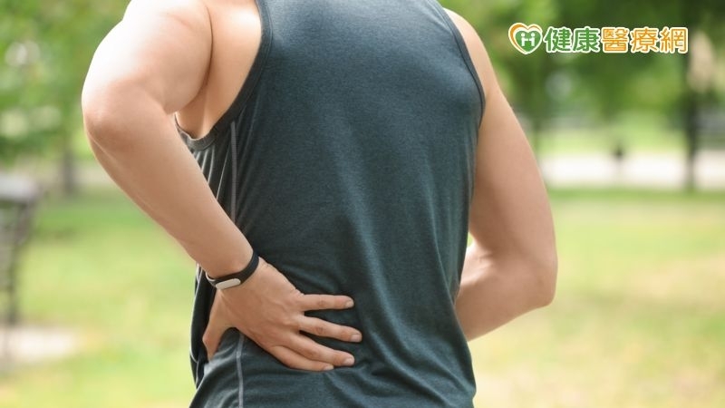 施柏丞呼籲，若有慢性下背痛、同時伴有晨僵超過三個月，或在休息後沒有改善，就要提高警覺，及早就醫