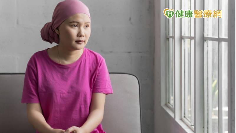 台灣心理腫瘤醫學學會鄭致道理事長提醒，如果發現自己出現坐立不安、焦躁、失眠、以及腦中反覆浮現相關的畫面，或是過多負面的想法，建議先不要觀看新聞時事，過幾天等心情比較平撫了再來關心。