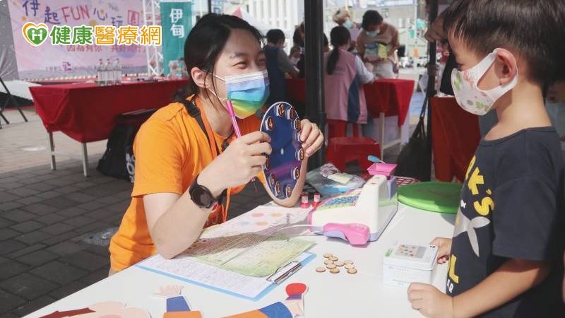 伊甸認為「每個孩子都重要」，在專業人員陪伴下透過篩檢遊戲的方式，陪伴家長一同了解孩子的成長進度。
