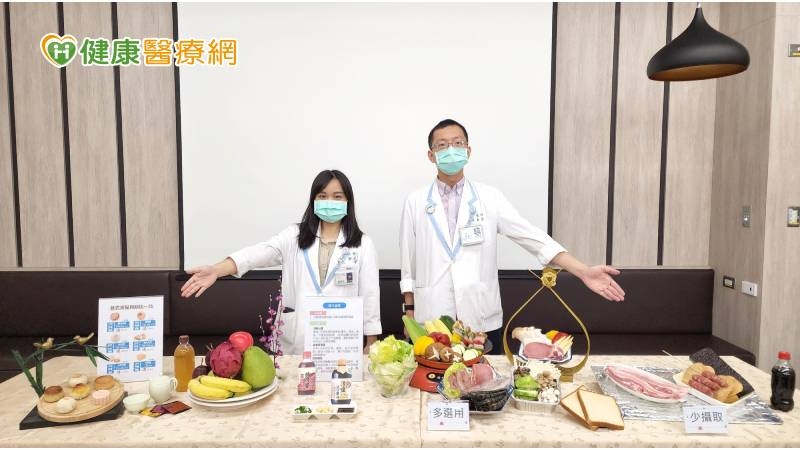 奇美醫學中心營養科營養師曾郁芳(左)與營養科組長賴春宏共同表示：疫情微解封，味蕾輕放縱！烤肉小撇步，讓中秋佳節不再「身陷膩境」！