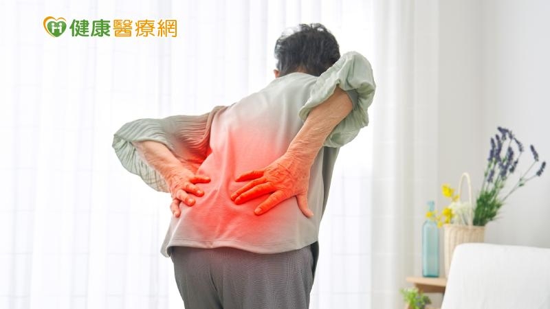 蕭博隆醫師表示，更年期婦女因荷爾蒙的變化，可能會出現關節痛、下背痛以及手麻等問題。