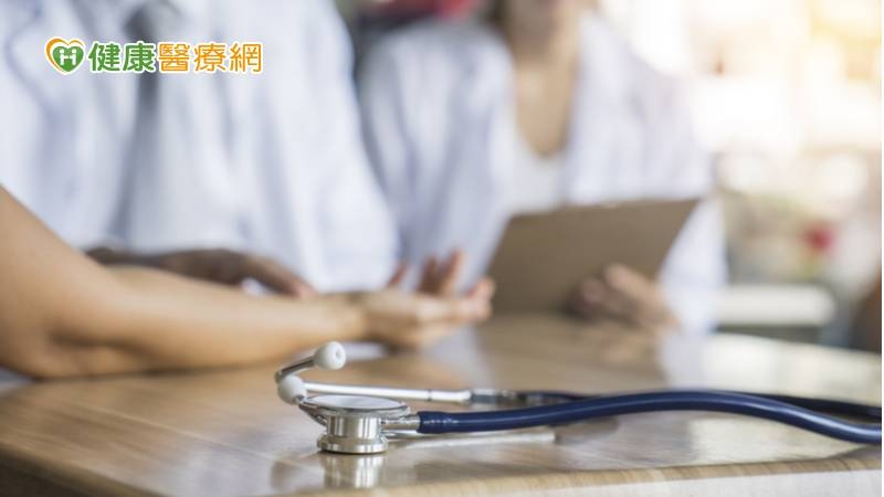 我國目前也在各大醫院積極推行「中西醫整合癌症照護計畫」，結合中西醫不同的治療優勢，減輕醫療照護上的負擔，進而改善癌症病人的病情與生活品質。