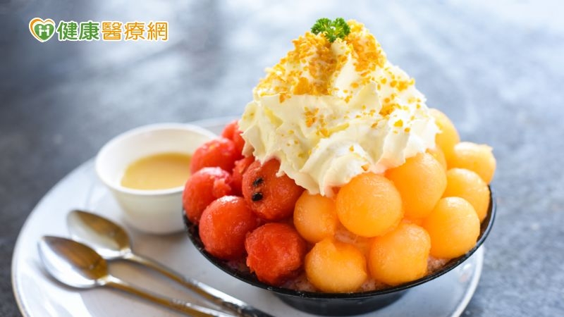 姜和均醫師提醒，對於糖尿病患者來說，糖分攝取尤須加倍注意，運用醣類代換的概念，每日水果類攝取量儘量以兩份為基礎，不宜過量，也不適合很頻繁的攝取，在固定的時間攝取份量內的水果，也是一個幫助自己控制血糖的方式。