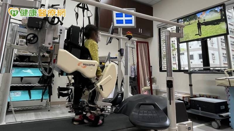 北醫附設醫院積極採用機器人復健療法，110年共有325人次接受治療，對於病童的肌力與活動力皆有顯著提升。