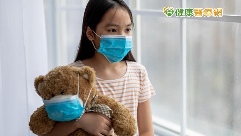 「兒童後／長新冠感染後症候群」除了引起身體器官系統的慢性發炎，也會影響心理的各個層面。
