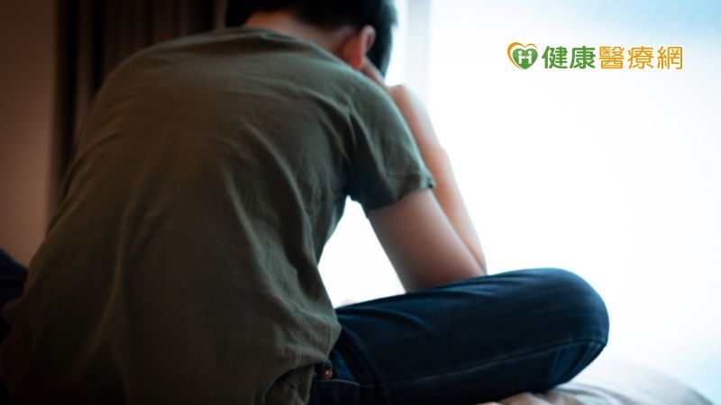 乾癬是由於人體內免疫系統不受控制攻擊自身細胞，加速患者表皮代謝，而這些凋亡的上皮細胞不斷堆積在皮膚表面，形成明顯的鱗狀斑塊及銀屑。
