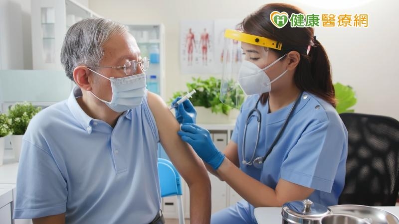 姜冠宇醫師說明，「雖然次世代疫苗會增加它的效價，然而當年齡越大，中和抗體就會越少。」
