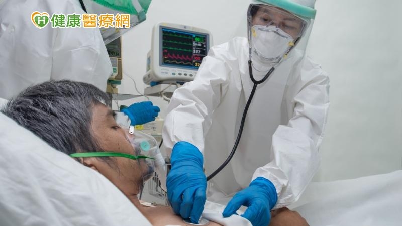 中醫的介入有助於補足西醫的不足，在染疫病程的不同階段裡，從「未病先防」的防疫茶，到輕度、中度所使用的「清冠一號」，以及由長庚研發的「中藥複方」，治療重症患者。