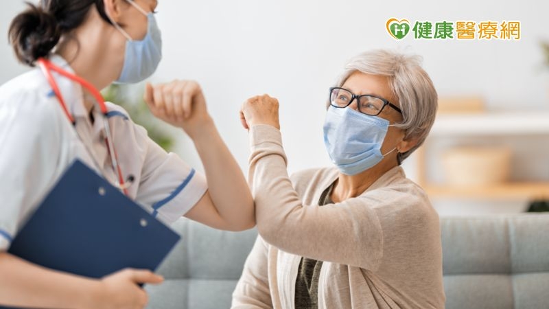 中華民國血液及骨髓移植學會暨花蓮慈濟醫院幹細胞與精準醫療研發中心李啟誠理事長呼籲，與疾病長期共存是慢性淋巴性白血病的首要治療之選