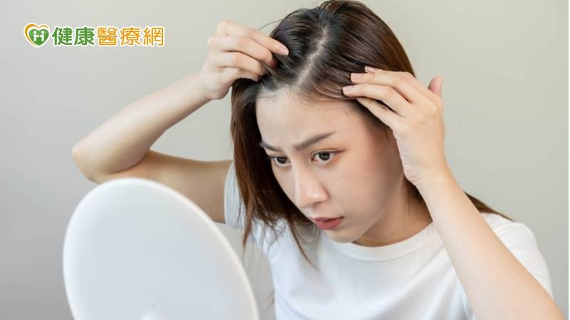 平時不妨用手指梳髮測試掉髮狀況，例如每拉一次就掉落3-5根以上便需提高警覺，早晨起床時也可檢查枕頭，若同樣掉落超過3-5根頭髮，也是髮根強健度衰弱的警訊
