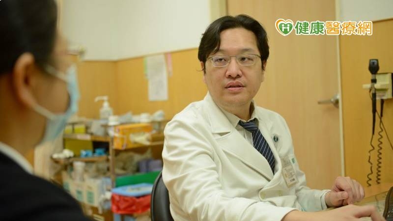 台北慈濟醫院神經外科醫師龔煥文表示，脊椎由椎骨、椎間盤、神經、韌帶、肌腱與肌肉組成，當椎骨滑脫造成脊椎不穩定，就會產生陣發性腰痛，一旦壓到脊神經就可能產生腳麻、腳痛，甚至無力。