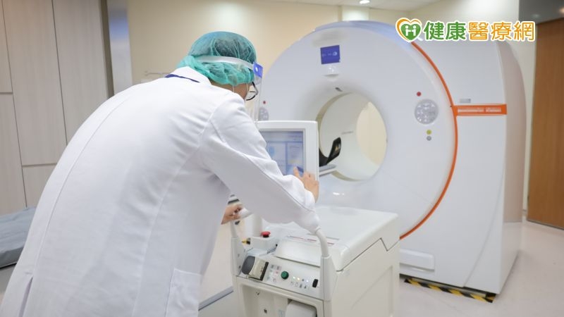 臺大醫院核子醫學部診療科科主任鄭媚方醫師提醒，疫情期間透過智慧分裝輸液系統，患者仍然可以得到安全的核子檢查。