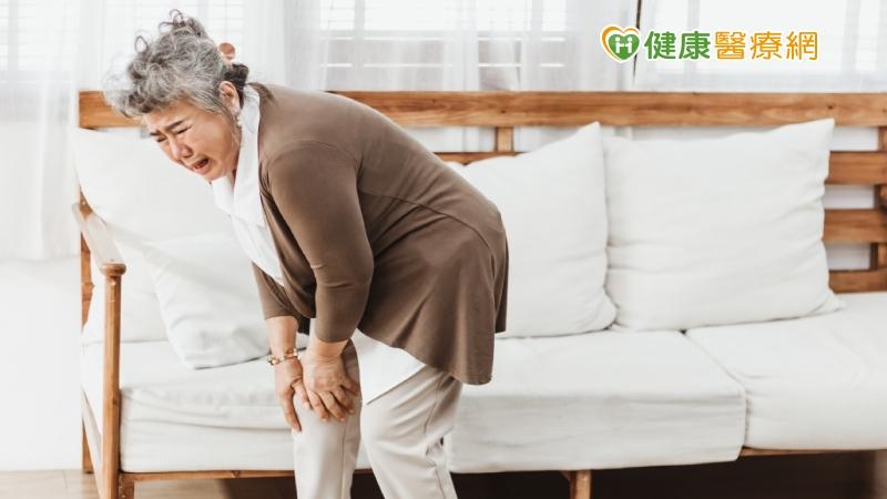 骨質疏鬆症患者仍應補充足量鈣質與維生素D以預防骨折。
