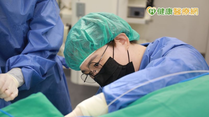 大腸直腸外科黃郁純醫師為民眾進行痔瘡切除手術(圖非當事人)