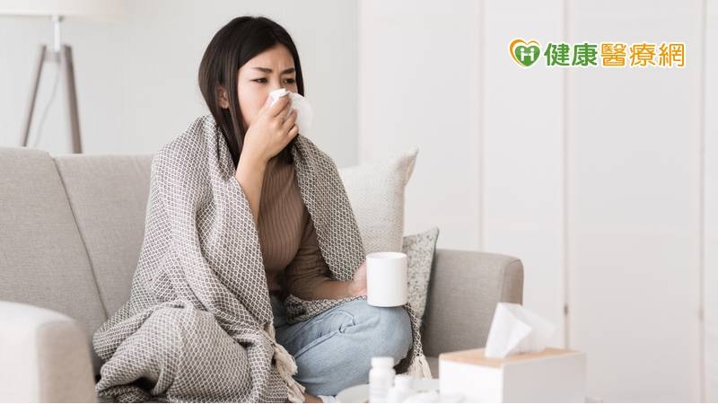 目前中醫在治療新冠肺炎用藥上，主要以抗病毒中藥、免疫調節中藥、強化體質這三類中藥，作為治療患者的核心標準方劑。