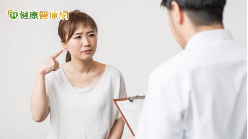 造成耳膜穿孔的原因很多，最常見的是外傷、壓力（艙壓、潛水）、感染中耳炎或自行挖耳不慎等行為所導致，最有效且快速的復原方法就是讓耳膜能再生，首選便是「顯微耳膜再生術」。