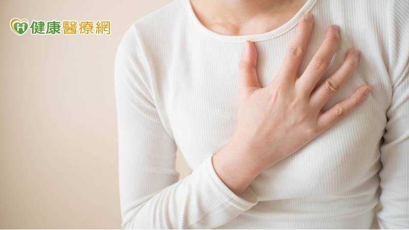 李易達主任指出，正常心跳是心室、心房依序收縮，而心房顫動則是心房以快速且不穩定的方式收縮，心房不規則（顫）跳動每分鐘高達350至700下，年紀越大發生的比例越高。