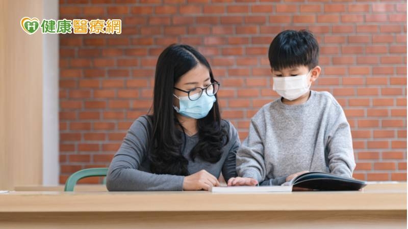 家長陪伴孩子的時間可以是一整段或零碎的時間，在互動中多些或等待眼神的接觸，注重一來一往的溝通，除了口語還可以同時多些非口語（表情、肢體）的互動。