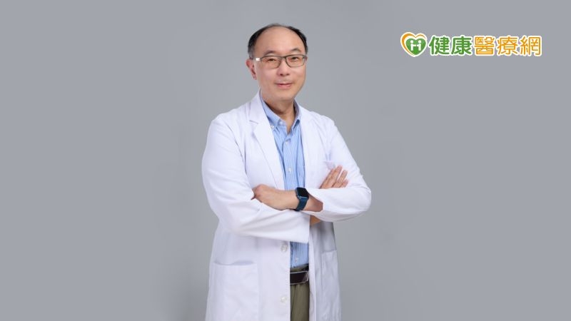 臺北醫學大學附設醫院睡眠中心李信謙主任提醒，若有打呼或是白天嗜睡的情況發生，很可能就是睡眠呼吸中止症的潛在族群。